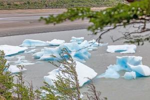 panoramisch beeld over- lago grijs met ijsbergen in Torres del paine nationaal park in Patagonië in zomer foto