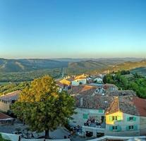 panoramisch visie van de stad muur van motovun over- de omgeving platteland gedurende de dag foto