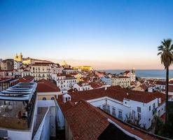 panoramisch afbeelding over- oud stad van Lisboa in Portugal gedurende zonsopkomst in zomer foto