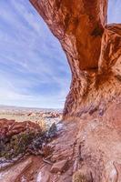 panoramisch afbeelding van natuurlijk en geologisch vraagt zich af van bogen nationaal park in Utah in winter foto