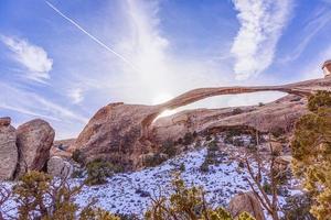 panoramisch afbeelding van natuurlijk en geologisch vraagt zich af van bogen nationaal park in Utah in winter foto