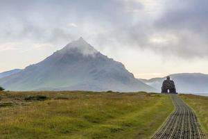 snaefells standbeeld Aan IJsland met snaefellsjoekull vulkaan gedurende dag foto