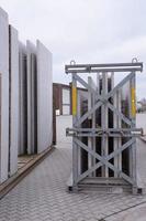 afbeelding van geprefabriceerd beton muren klaar voor Verzending in vervoer rekken in paneel voorraad foto