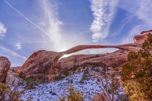 panoramisch afbeelding van natuurlijk en geologisch vraagt zich af van bogen nationaal park in Utah in winter foto