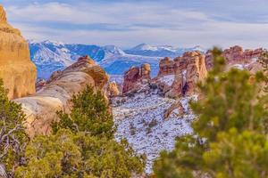 panoramisch afbeelding van natuurlijk en geologisch vraagt zich af van bogen nationaal park in Utah in winter foto