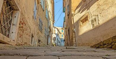 afbeelding van de romantisch geplaveide toegang weg naar de historisch centrum van de Kroatisch stad- van motovun foto