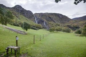 typisch Iers landschap met groen weide en waterval gedurende dag foto