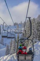 beeld van een stoeltjeslift rijden in de kanzelwand ski toevlucht in kleinwalsertal foto