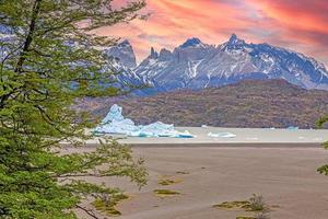 panoramisch beeld over- lago grijs met ijsbergen in Torres del paine nationaal park in Patagonië in de avond gloed foto