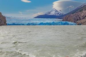 panoramisch visie over- lago grijs en de rand van de grijs gletsjer in Torres del paine nationaal park in Patagonië foto