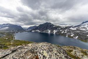 visie Aan meer djupvatnet in de buurt geiranger in Noorwegen in zomer foto