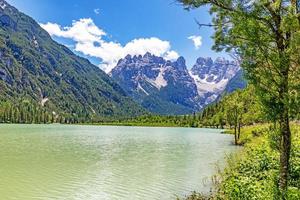visie naar monte cristallo van duerrensee in de Italiaans Alpen gedurende dag foto