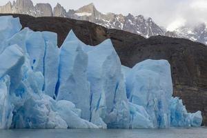 panoramisch afbeelding van de gletsjer rand Bij lago grijs in Patagonië foto