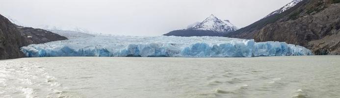 panoramisch afbeelding van gletsjer grijs in de Torres del paine nationaal park in Patagonië foto