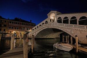 visie Aan rialto brug in Venetië zonder mensen gedurende covid-19 vergrendeling foto