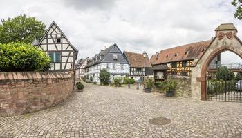 typisch historisch straat landschap in middeleeuws Duitse dorp in zomer foto