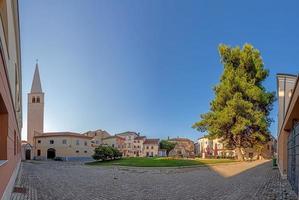 beeld van de historisch centrum van de Kroatisch kust- stad- van porec in de ochtend- licht gedurende de zonsopkomst foto