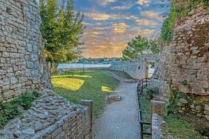 beeld van de historisch centrum van de Kroatisch kust- stad- van porec in de ochtend- licht gedurende de zonsopkomst foto