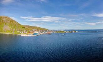 panoramisch afbeelding van geïsoleerd Noors dorp van honningsvag dichtbij naar noorden kaap in zomer foto
