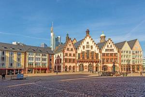 panoramisch visie over- historisch Frankfurt roemer plein met stad hal, geplaveide straten en oud vakwerk huizen in ochtend- licht foto