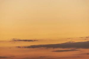 beeld van kleurrijk avond lucht met licht wolken foto