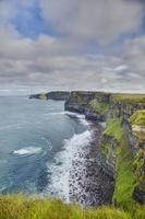 visie over- klif lijn van de kliffen van moeder in Ierland gedurende dag foto