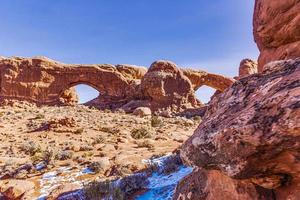 panoramisch afbeelding van natuurlijk en geologisch vraagt zich af van bogen nationaal park in Utah in winter foto