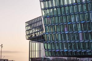 dichtbij omhoog afbeelding van modern glas facade van harpa concert hal in reykjavik foto