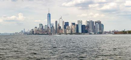 panoramisch visie naar Manhattan horizon van staten eiland veerboot foto
