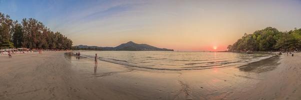 zonsondergang Bij kamala strand Aan phuket eiland foto