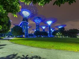 afbeelding van tuinen door de baai park in Singapore gedurende 's nachts in september foto