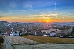 visie van Duitse dorp scherfede in noorden rijn-westfalen in de ochtend- gedurende zonsopkomst foto