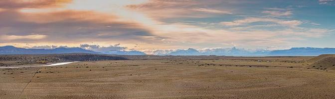 panoramisch beeld over- de Argentijns steppe met visie van Patagonië berg reeks met cerro torre en monteren fitz roy foto