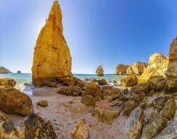 panoramisch visie Aan rotsachtig Algarve kust in Portugal in zomer foto