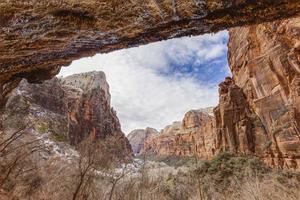 visie over- ruw kliffen van Zion nationaal park in Utah in winter foto