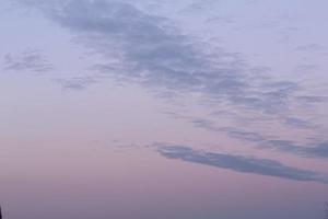 beeld van kleurrijk avond lucht met licht wolken foto