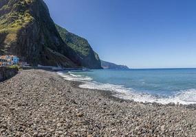 visie over- de steenachtig strand van sao vicente Aan de portugees eiland van Madeira in zomer foto