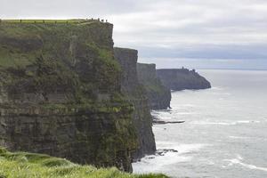 visie over- klif lijn van de kliffen van moeder in Ierland gedurende dag foto