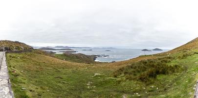 panorama afbeelding van typisch Iers landschap gedurende dag foto