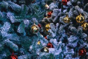 Kerstmis boom achtergrond voor festival, Kerstmis en gelukkig nieuw jaar. vakantie geschenk uitwisseling evenement met kopiëren foto