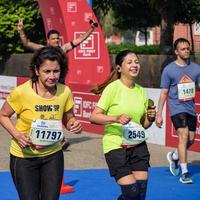 nieuw Delhi, Indië - oktober 16 2022 - vedanta Delhi voor de helft marathon ras na covid in welke marathon deelnemers over naar kruis de af hebben lijn, Delhi voor de helft marathon 2022 foto