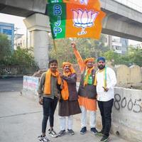 Delhi, Indië, december 02 2022 - bharatiya janate partij bjp supporter gedurende mega weg tonen in ondersteuning van bjp kandidaat pankaj luthara naar het dossier voordracht papieren verder van mcd lokaal lichaam verkiezingen 2022 foto