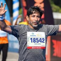 nieuw Delhi, Indië - oktober 16 2022 - vedanta Delhi voor de helft marathon ras na covid in welke marathon deelnemers over naar kruis de af hebben lijn, Delhi voor de helft marathon 2022 foto