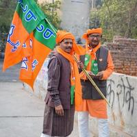 Delhi, Indië, december 02 2022 -bharatiya janate partij bjp supporter gedurende mega weg tonen in ondersteuning van bjp kandidaat pankaj luthara naar het dossier voordracht papieren verder van mcd lokaal lichaam verkiezingen 2022 foto