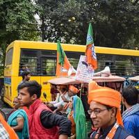 Delhi, Indië, december 02 2022 -bharatiya janate partij bjp supporter gedurende mega weg tonen in ondersteuning van bjp kandidaat pankaj luthara naar het dossier voordracht papieren verder van mcd lokaal lichaam verkiezingen 2022 foto