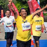 nieuw Delhi, Indië - oktober 16 2022 - vedanta Delhi voor de helft marathon ras na covid in welke marathon deelnemers over naar kruis de af hebben lijn, Delhi voor de helft marathon 2022 foto