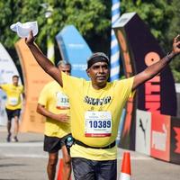 nieuw Delhi, Indië - oktober 16 2022 - vedanta Delhi voor de helft marathon ras na covid in welke marathon deelnemers over naar kruis de af hebben lijn, Delhi voor de helft marathon 2022 foto