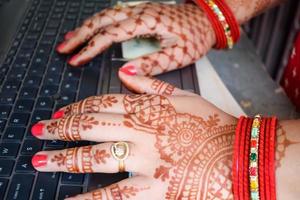 mooi vrouw gekleed omhoog net zo Indisch traditie met henna- mehndi ontwerp Aan haar beide handen naar vieren groot festival van karwa chauth, karwa chauth vieringen door Indisch vrouw voor haar man foto