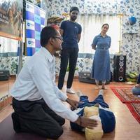 Delhi, Indië - november 19, 2022 - menselijk dummy leugens Aan de verdieping gedurende eerste steun opleiding - cardiopulmonaal reanimatie. eerste steun Cursus Aan cpr pop, cpr eerste steun opleiding concept foto