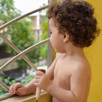 schattig weinig jongen shivaay sapra Bij huis balkon gedurende zomer tijd, zoet weinig jongen fotoshoot gedurende dag licht, weinig jongen genieten van Bij huis gedurende foto schieten